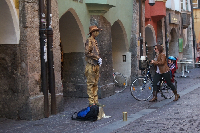 100_1697 small INNSBRUCK HUMAN STATUE 1.jpg - 296309 Bytes